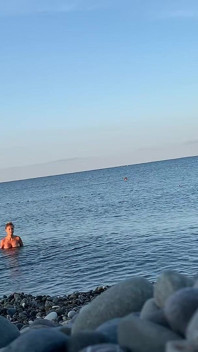 Monika Fox plave nahá v moři