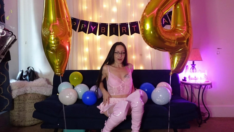 Raven Willow: Skäm bort din favorit födelsedag flicka