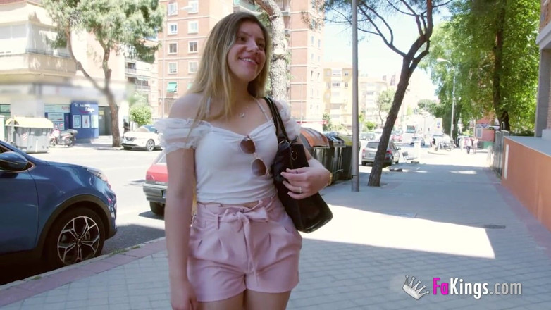 FAKings: 부모님 집을 떠나고 싶어하는 18살 법대생. 그녀의 해결책은? 포르노 경력 시작!