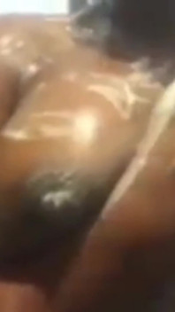 Je me caresse la chatte sous la douche et stimule mon clito avec un vibromasseur