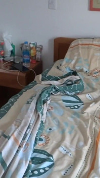 La plajă, mama mea vitregă se pișă și mă lasă să mă masturbez în timp ce se uită la pizda ei mare și păroasă.