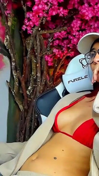 Latina se zrzými vlasy a dokonalými vlasy chce být ošukaná a nechat její sperma na těle