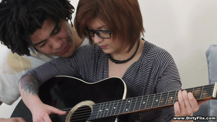 She is Nerdy: Un prof de musique baise une nana ringarde