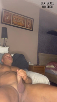 Mr Guru fisiculturista papai amigo Hanjob masturbando vídeo solo