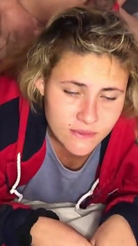 Pokojová služba! dívka, která uklízí pokoje je svedena hostem a jde na jeho hruď.