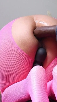 Anal queen quebra seu cu com um enorme vibrador até ela gozar