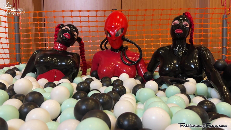Miss_Fetilicious: Die eiergrube in voller gummi