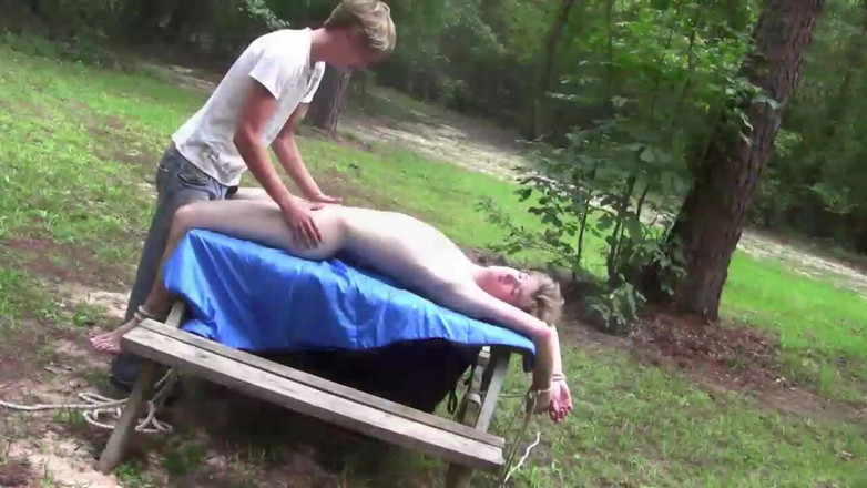 Dream Boy Bondage: Полоскотати твінки - глава 1