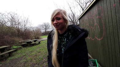 Eronordic: ホットブロンディはおっぱいを点滅させ、デンマークでコックを吸う