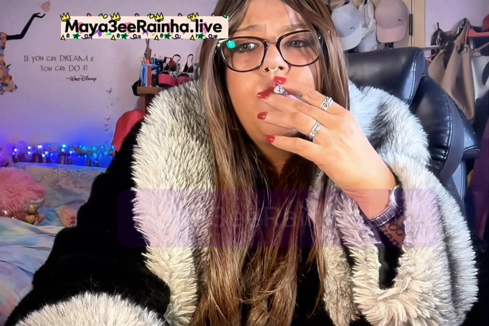 Goddess Maya3ee Rainha: Regina chainsmoking în blană bbw milf ochi verzi, unghii rosii, buzele și...