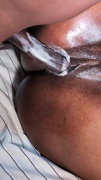 Creampie ebony ošukaná dobrým velkým černým čůrákem krémová