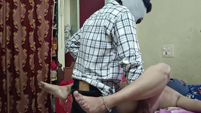 Decent couples: Desi styvmamma förför sin styvson medan hon masserar benet