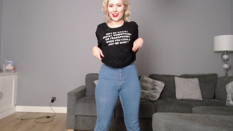 Ripley sweet studio: नीली जींस में पेशाब करने के लिए बेताब