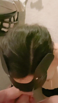 Mein meister bindet meine hände und benutzt meine kehle, bis er mein gesicht mit sperma bedeckt