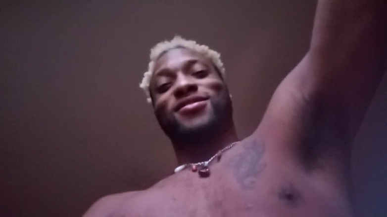 Kennie Jai: Kenniejai se masturba para la enorme corrida vecina