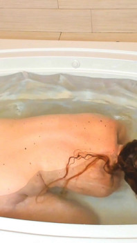 Capelli rossi molto lunghi disordinati e bagnata sott'acqua - video personalizzato di fetish dei capelli della fan