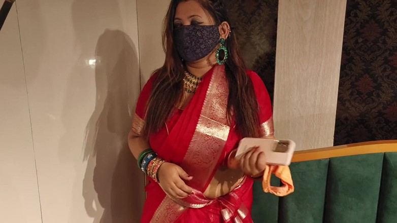 IndianMyra07: Hintli üvey anne üvey oğlunu külotuyla mastürbasyon yaparken yakaladı ve adam onu...