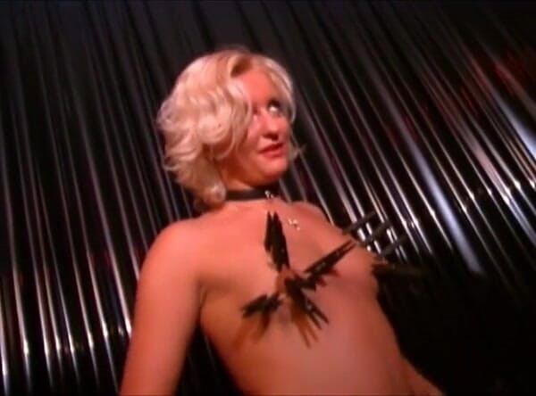 Maledom Austria: Master Malcolm ครอบครองทาสผมทองสองคนพร้อมกันในดันเจี้ยน