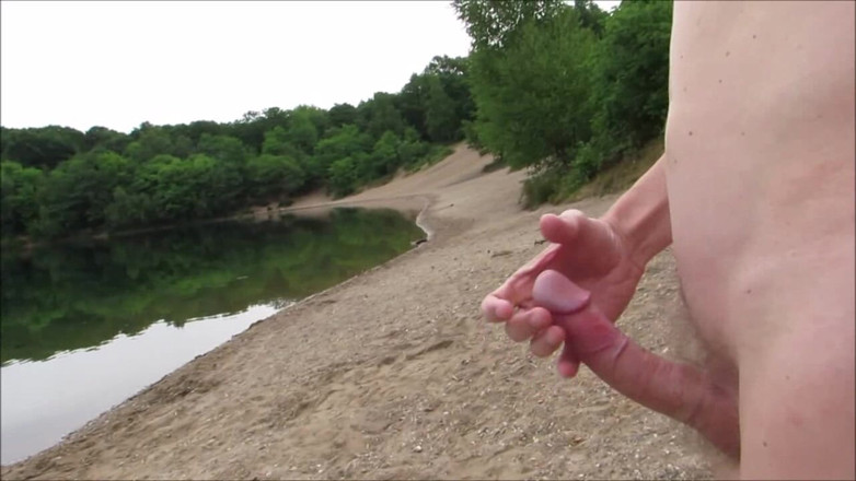 Littleschorschi: Punheta nua no lago