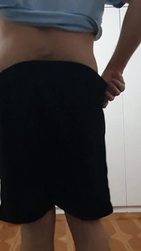 長い一日の後にクローゼットでおならをしている