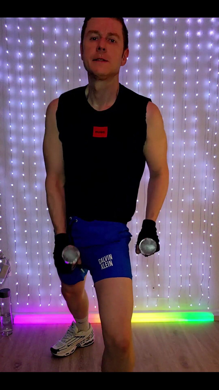 Roman Heart: Fitness cvičení v modrých šortkách