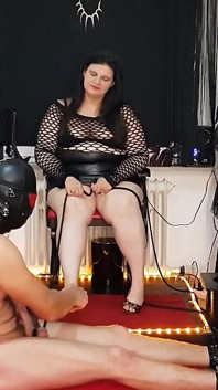 Dominatrix morena dominante atormenta a su sumisa esclava