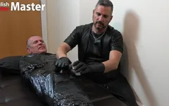 Momificación y paja a un esclavo y luego darle de comer su semen