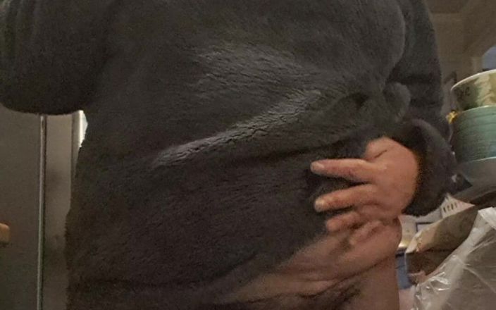 Mommy big hairy pussy: Ateşli mutfakta külotsuz üvey anne