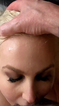 Blondynka Bimbo w spit slap gardło - głębokie gardło, jebanie twarzy, pluć