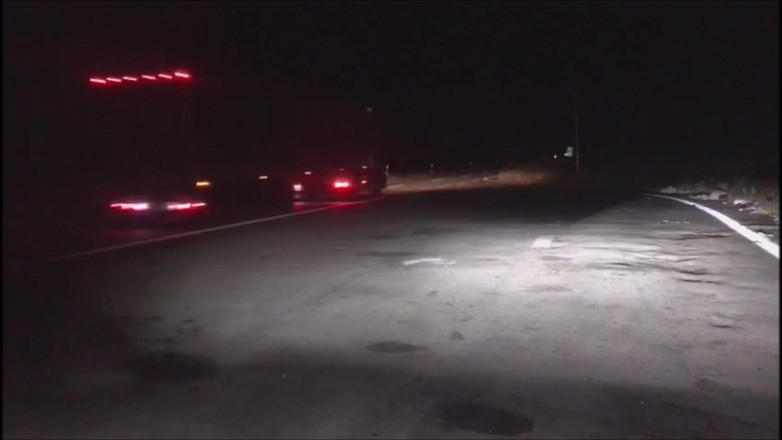 SusyTrav_AnalQueen: ほぼ全裸で高速道路脇に着飾る痴女ウォークフェチ
