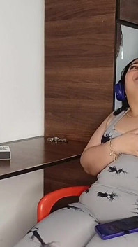 의붓여동생이 바쁠 때, 나는 약간의 애정으로 그녀를 편안하게 해주고, 유혹하며 많이 섹스를 한다.