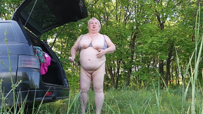 Zona901: Masturbating Her Pussy in Nature