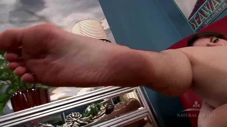 ATK Hairy: Beryl лижет свою подмышку и трахает свою киску игрушкой