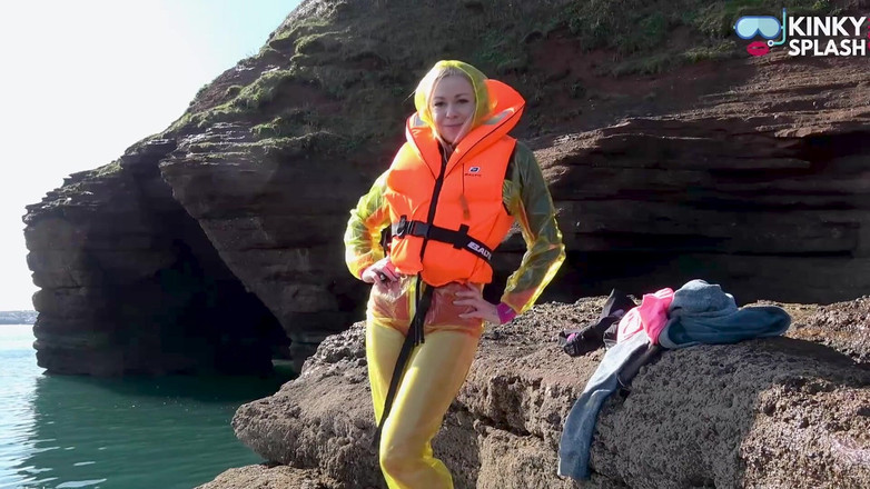 UKCuteGirl Lucy Lauren: Lifejacket, PVC a neprene namočené ve slunci a spunku
