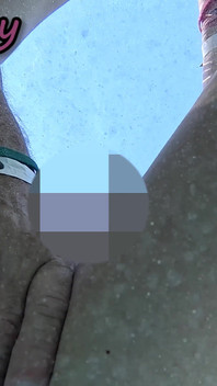 Memamerkan memekku di depan siswa di kolam renang dan membantuku masturbasi - sangat berisiko dengan orang dekat