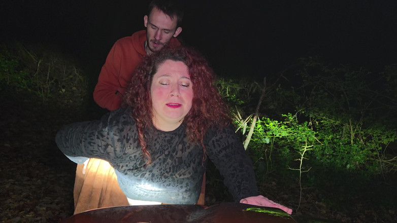 abricot sucree: Petite Chienne Qui Se Fait Baisé En Pleine forêt Dans...