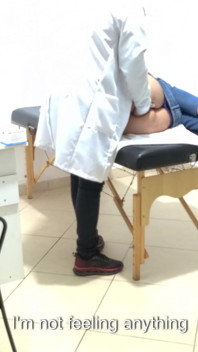 Proctólogo realiza examen anal en paciente constipado