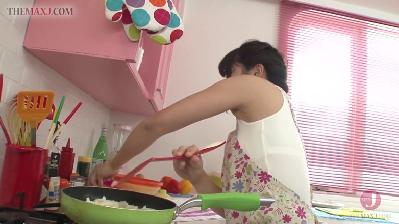 Asian happy ending: Süße asiatin befriedigt mit vibrator an ihrer haarigen muschi - Teil 1