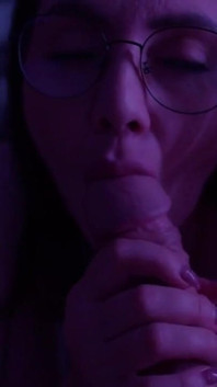 Awek lewd menghisap lelakinya.