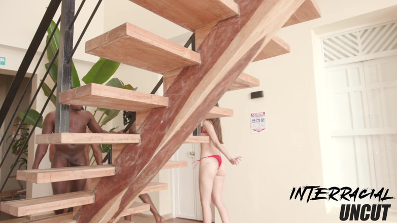 Interracial uncut: Kolumbijská nymfomanka Sofia Smith v hardcore gangbangu se 3 velkými černými péry