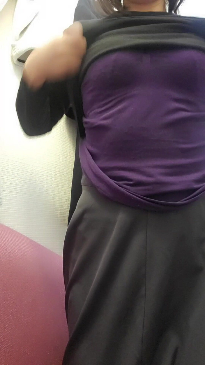 Mayumi Kanzaki: Ein Model, Das Sich Im Wartezimmer Für Eine Fotosession Umzieht