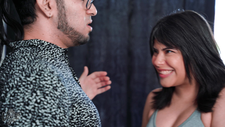 Selena Vega: 私の男の臭い汗まみれのボールを嗅ぐ