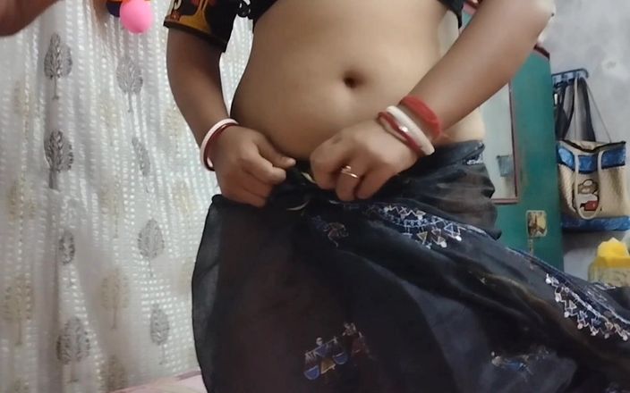 Bongsoniya69: Une bhabhi montre sa chatte dans un sari noir