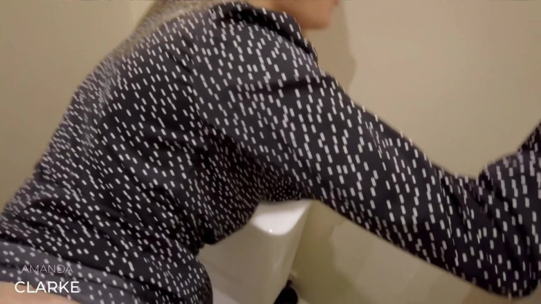 Amanda_Clarke: 让我在餐厅射精 - 危险的性爱