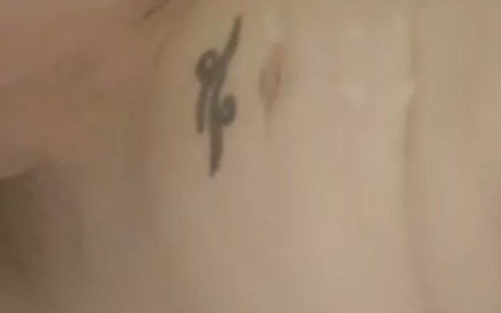 MilfBella: Facem baie împreună și nu ne putem abține