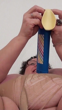 Palloncini e donnona si masturbano