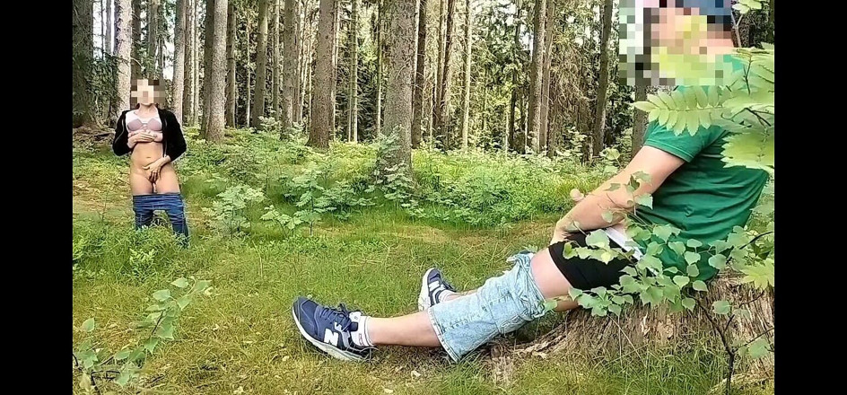 HottPussy118: Berkelip batang dalam wanita hutan menonton dan melancap. Si Dia...