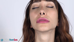 Best Nylon Feet Videos: Bruneta zveltă și magnifică Reine Vixen lingând dulciurile ei în timp ce își...