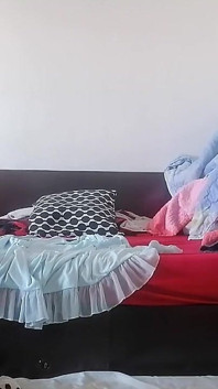 Une femme mariée amateur danse nue dans la maison, gros tétons, gros cul.