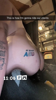Allargo il mio buco con un giocattolo bbc come una cagna